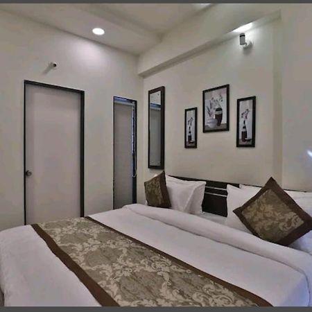 Oyo 80228 Hotel Richa Halol Bagian luar foto