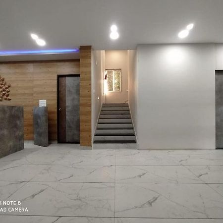Oyo 80228 Hotel Richa Halol Bagian luar foto