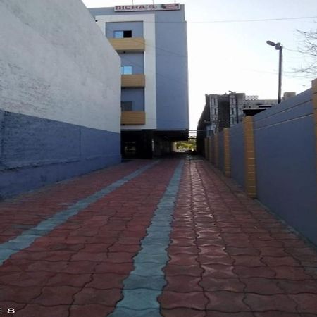 Oyo 80228 Hotel Richa Halol Bagian luar foto