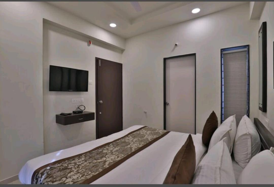 Oyo 80228 Hotel Richa Halol Bagian luar foto