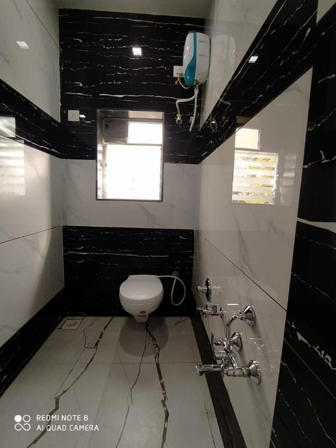 Oyo 80228 Hotel Richa Halol Bagian luar foto
