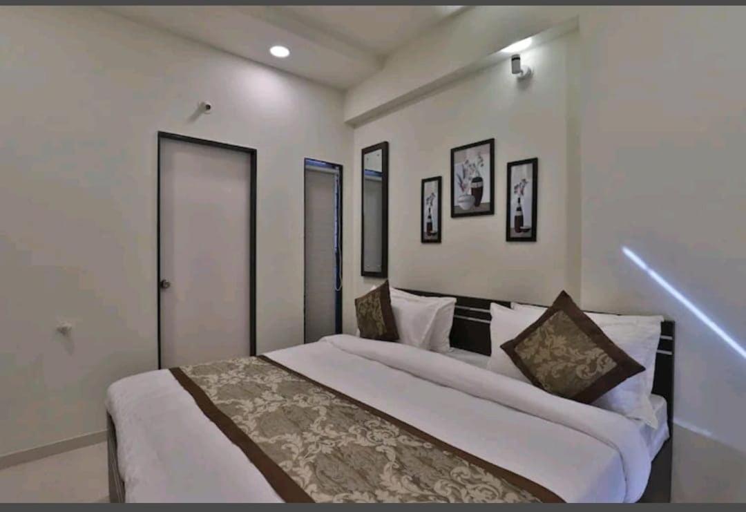 Oyo 80228 Hotel Richa Halol Bagian luar foto
