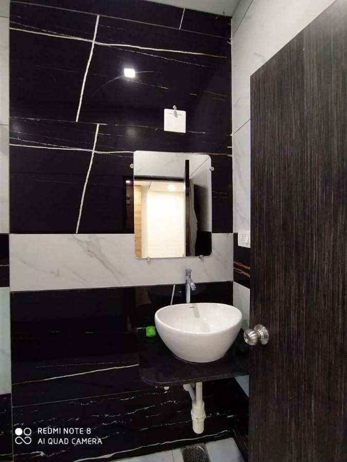 Oyo 80228 Hotel Richa Halol Bagian luar foto