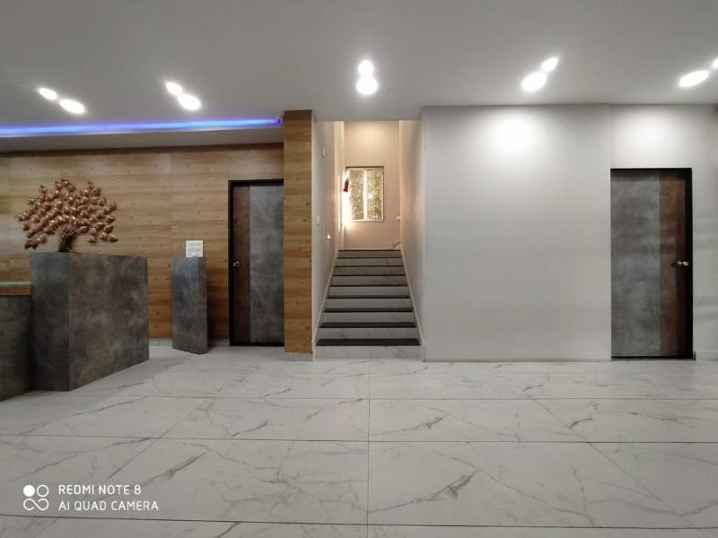 Oyo 80228 Hotel Richa Halol Bagian luar foto