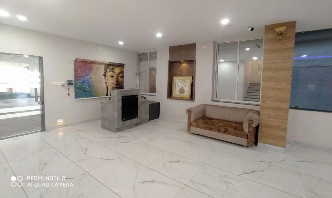 Oyo 80228 Hotel Richa Halol Bagian luar foto